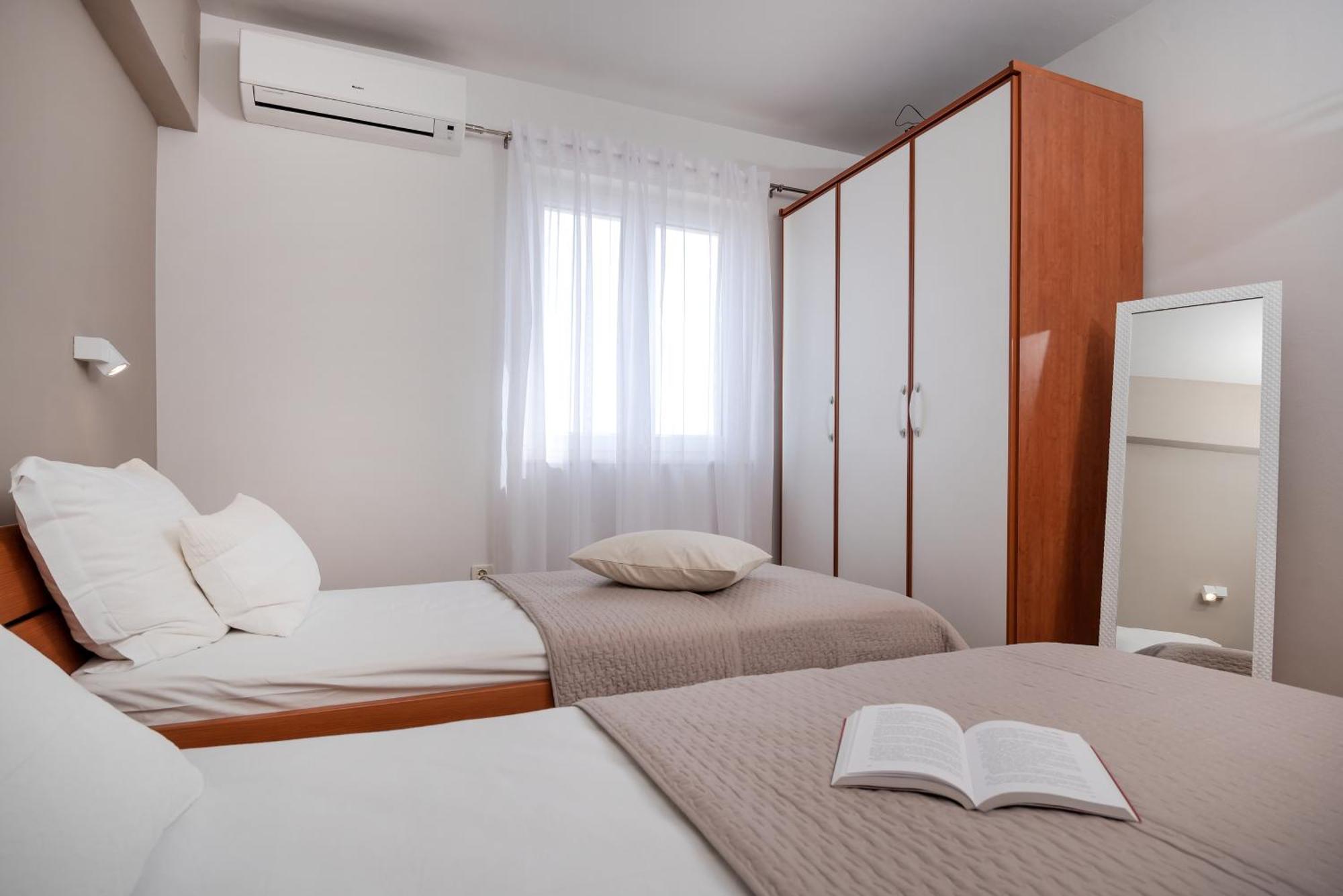 Apartments And Rooms With Parking Space Rogoznica - 10339 Room photo